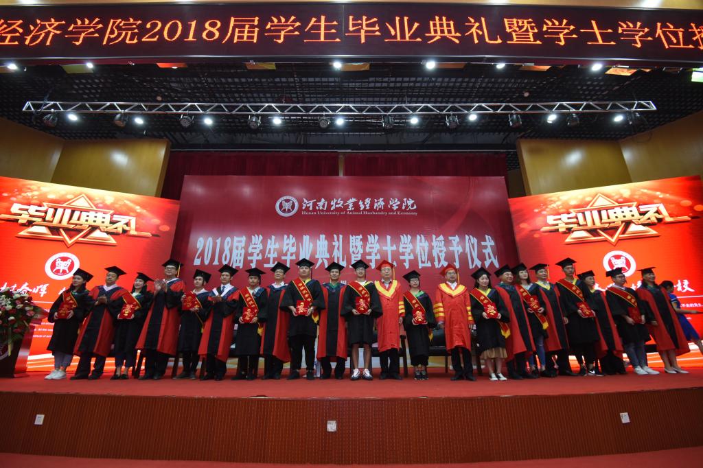 与会校领导为现场的省级优秀毕业生代表颁奖 m88help
